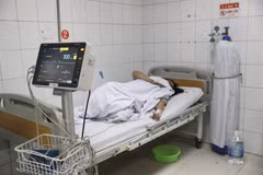 Nạn nhân vụ cháy ở Trung Kính được đưa vào cấp cứu tại bệnh viện Giao thông vận tải. (Ảnh: Huy Hùng/TTXVN)