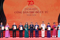 Phó Chủ tịch nước Võ Thị Ánh Xuân, Phó Chủ tịch Thứ nhất Hội đồng Thi đua-Khen thưởng Trung ương và Chủ tịch Ủy ban Nhân dân, Chủ tịch Hội đồng Thi đua-Khen thưởng thành phố Hà Nội Trần Sỹ Thanh vinh danh "Công dân Thủ đô ưu tú" năm 2024. (Ảnh: Văn Điệp/ TTXVN)