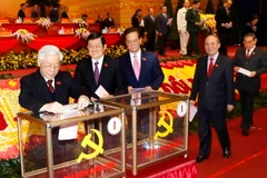 Các đồng chí lãnh đạo Đảng, Nhà nước và đại biểu bỏ phiếu bầu Ban Chấp hành Trung ương Đảng khóa XII. (Ảnh: TTXVN)