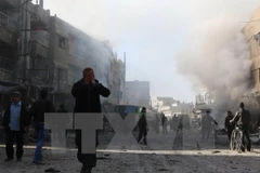 Khói bốc lên sau các cuộc không kích tại Ghouta, ngoại ô thủ đô Damascus của Syria. (Nguồn: AFP/TTXVN)