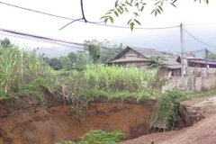 Hố sụt lún với chiều dài hơn 12m, chiều sâu gần 20m. (Ảnh: Bùi Đức Hiếu/TTXVN)