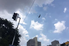 Trực thăng cảnh sát bên trên hiện trường (Ảnh: Ngọc Hiệp/Vietnam+)