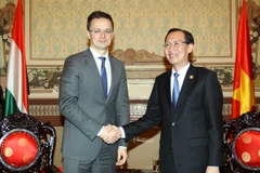 Phó Chủ tịch Ủy ban Nhân dân Thành phố Hồ Chí Minh Lê Thanh Liêm tiếp ông Szijjártó Péter, Bộ trưởng Ngoại giao và Kinh tế Đối ngoại Hungary. (Ảnh: Thanh Vũ/TTXVN)