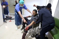 Nạn nhân bị thương trong vụ đánh bom điều trị tại bệnh viện ở Qamishli, Syria. (Nguồn: AFP/TTXVN)