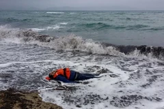 Thi thể của một người di cư gặp nạn tại bờ biển Balikesir, quận Ayvalik, Thổ Nhĩ Kỳ. (Nguồn: AFP/TTXVN)