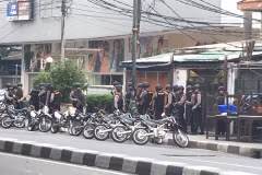 Lực lượng an ninh Indonesia điều tra tại hiện trường vụ nổ ở Jakarta. (Nguồn: AFP/TTXVN)