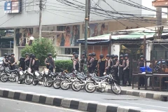 Lực lượng an ninh Indonesia điều tra tại hiện trường vụ nổ ở Jakarta. (Nguồn: AFP/TTXVN)