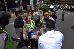 Một cảnh sát bị thương trong vụ nổ ở Jakarta. (Ảnh: AFP/TTXVN)
