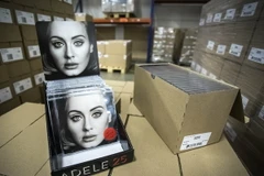 Album mới "25" của nữ ca sĩ Adele được bày bán tại Capelle aan de IJssel, Hà Lan ngày 19/11/2015. (Nguồn: AFP/TTXVN)