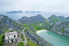 Một góc đảo chính Long Châu (Hải Phòng) nhìn ngọn hải đăng. (Ảnh: Lâm Khánh/TTXVN)