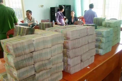 Tạm giữ 2 đối tượng vận chuyển hơn 5 tỷ đồng từ Campuchia