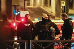 Cảnh sát Pháp làm nhiệm vụ tại hiện trường vụ tấn công khủng bố ở khu vực nhà hát Bataclan, thủ đô Paris ngày 14/11. (Nguồn: THX/TTXVN)