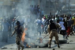 Cảnh hỗn loạn do người biểu tình phản đối việc tổ chức cuộc bầu cử Tổng thống vòng hai gây ra tại thủ đô Port-au-Prince ngày 19/1. (Nguồn: AFP/TTXVN)
