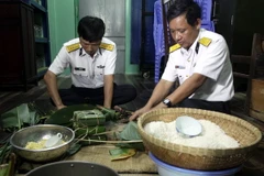 Chiến sỹ nhà giàn DK1/10 gói bánh chưng ăn Tết sớm năm 2014. (Ảnh: Tuấn Anh/TTXVN)