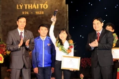 Bí thư thứ nhất Trung ương Đoàn Nguyễn Đắc Vinh và Phó Bí thư Thành ủy Hà Nội Đào Đức Toàn trao Bằng khen tuyên dương 10 gương mặt trẻ Thủ đô tiêu biểu năm 2015. (Ảnh: Phạm Kiên/TTXVN)