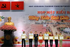 Ông Võ Văn Thưởng, Ủy viên Bộ Chính trị, Phó Bí thư Thường trực Thành ủy Thành phố Hồ Chí Minh tặng Bằng khen cho các tập thể và cá nhân kiều bào. (Ảnh: Phương Vy/TTXVN)