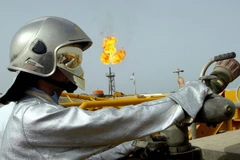 Công nhân Iran làm việc trên một mỏ khai thác dầu ở ngoài khơi vùng Vịnh. (Nguồn: AFP/TTXVN)