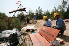 Thực hiện những mũi khoan cuối cùng trong việc khảo sát địa điểm xây dựng nhà máy điện hạt nhân Ninh Thuận 2 tại huyện Ninh Hải (Ninh Thuận). (Ảnh: Ngọc Hà/TTXVN)