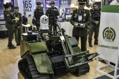 Cảnh sát Colombia tìm hiểu về các thiết bị quốc phòng được trưng bày tại triển lãm Quốc phòng 2015. (Nguồn: AFP/TTXVN)