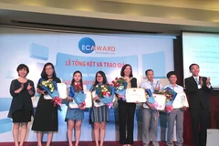 Trao giải doanh nghiệp thương mại điện tử tiêu biểu năm 2015. (Ảnh: Mỹ Phương/Vietnam+)