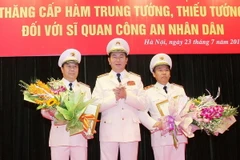 Công bố quyết định của Chủ tịch nước thăng cấp bậc hàm cấp Tướng Công an nhân dân ngày 23/7/2015. (Ảnh: Doãn Tấn/TTXVN)