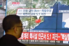 Người dân Hàn Quốc theo dõi bản tin về những rung chấn của động đất gần bãi thử hạt nhân Punggye-ri của Triều Tiên được phát qua truyền hình tại Seoul ngày 6/16. (Nguồn: Kyodo/TTXVN)