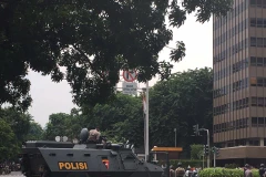 Xe quân sự được điều động đến hiện trường. (Ảnh: Ngọc Hiệp/Vietnam+)