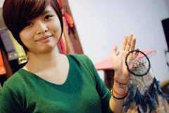 Các bạn trẻ kinh doanh theo trào lưu. (Ảnh: PV/Vietnam+)