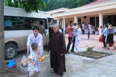 Đưa 34 trẻ, người già ở chùa Bồ Đề đến trung tâm bảo trợ xã hội