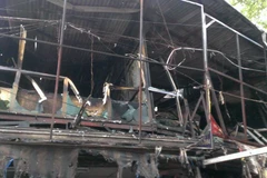 [Photo] Cháy cửa hàng khung nhôm thép trên đường Đê La Thành