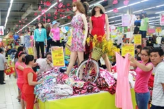 Các siêu thị rầm rộ khuyến mãi lên tới 50% nhân dịp 20/10