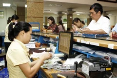 Chi trả lương hưu qua bưu điện. (Ảnh: TTXVN)