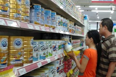 Sữa tăng giá khiến các bà nội trợ đau đầu. (Ảnh: PV/Vietnam+)