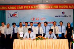 Lãnh đạo hai bên ký kết. (Nguồn: OceanBank). 