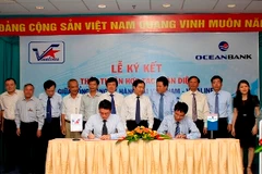Lãnh đạo hai bên ký kết. (Nguồn: OceanBank). 