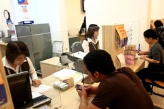 Khách hàng đang giao dịch tại VIB. (Nguồn: VIB).