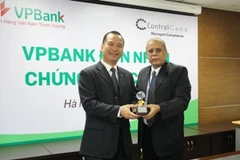 Lãnh đạo Công ty Control Case trao chứng nhận cho lãnh đạo VPBank. (Nguồn: VPBank).