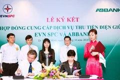 Lãnh đạo hai bên ký kế hợp đồng hợp tác. (Nguồn: ABBANK).