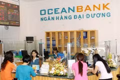 Khách hàng giao dịch tại OceanBank. (Nguồn: Internet).