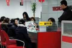 Giao dịch tại Techcombank. (Nguồn: Internet).