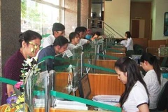 Khách hàng đang giao dịch tại VPBank. (Nguồn: Internet)