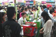 Mặc dù nhiều siêu thị đã tăng thêm quầy thu ngân nhưng khách hàng vẫn phải mất hàng giờ mới đến lượt thanh toán. (Nguồn: Internet).