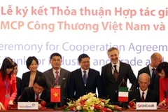 Lãnh đạo hai ngân hàng ký kết. Ảnh (Trọng Đức/TTXVN).