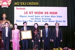 Thứ trưởng Bộ Tài chính Vũ Thị Mai trao bằng khen của Thủ tướng Chính phủ cho tập thể Thời báo Tài chính Việt Nam. (Nguồn: Thời báo Tài chính).