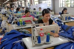 Sản xuất áo Jacket xuất khẩu tại Công ty cổ phần Trường Tiến (Nam Định). Ảnh: Danh Lam - TTXVN