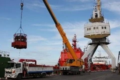 Bốc xếp hàng tại Cảng Vietsovpetro. (Ảnh: Hà Thái/TTXVN)