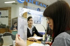 Giao dịch tại OceanBank. (Ảnh: Hải Đăng/TTXVN).