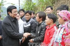 Chủ tịch nước Trương Tấn Sang thăm hỏi nhân dân xã Khuôn Lùng, huyện Xín Mần. (Ảnh: Nguyễn Khang/TTXVN)
