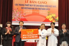 Lãnh đạo VietinBank trao tài trợ cho Bệnh viện Việt Đức.