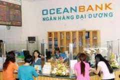 Khách hàng đang giao dịch tại OceanBank. (Nguồn: Internet)